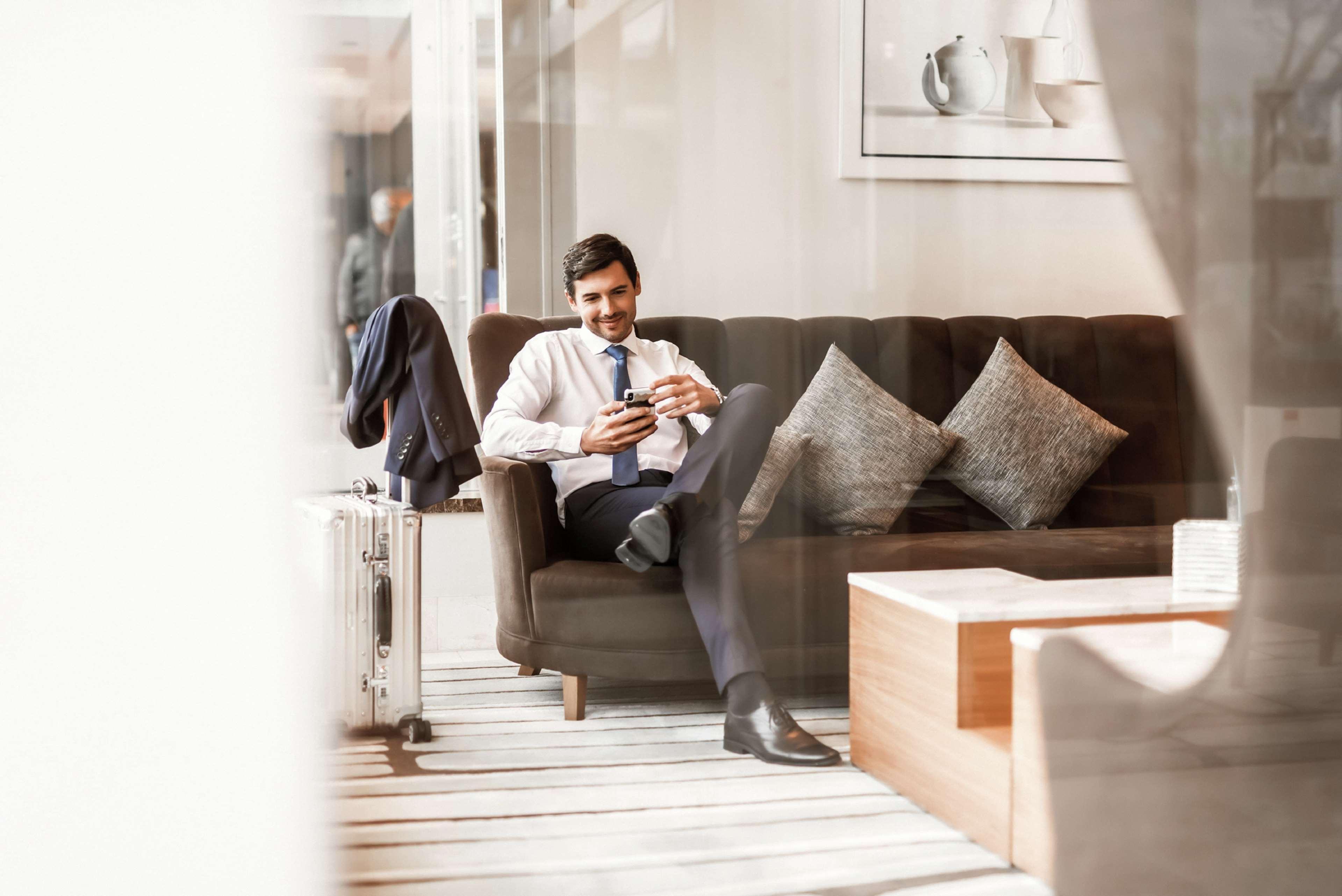 Hilton Rotterdam Hotel Exterior photo A passenger in the lounge