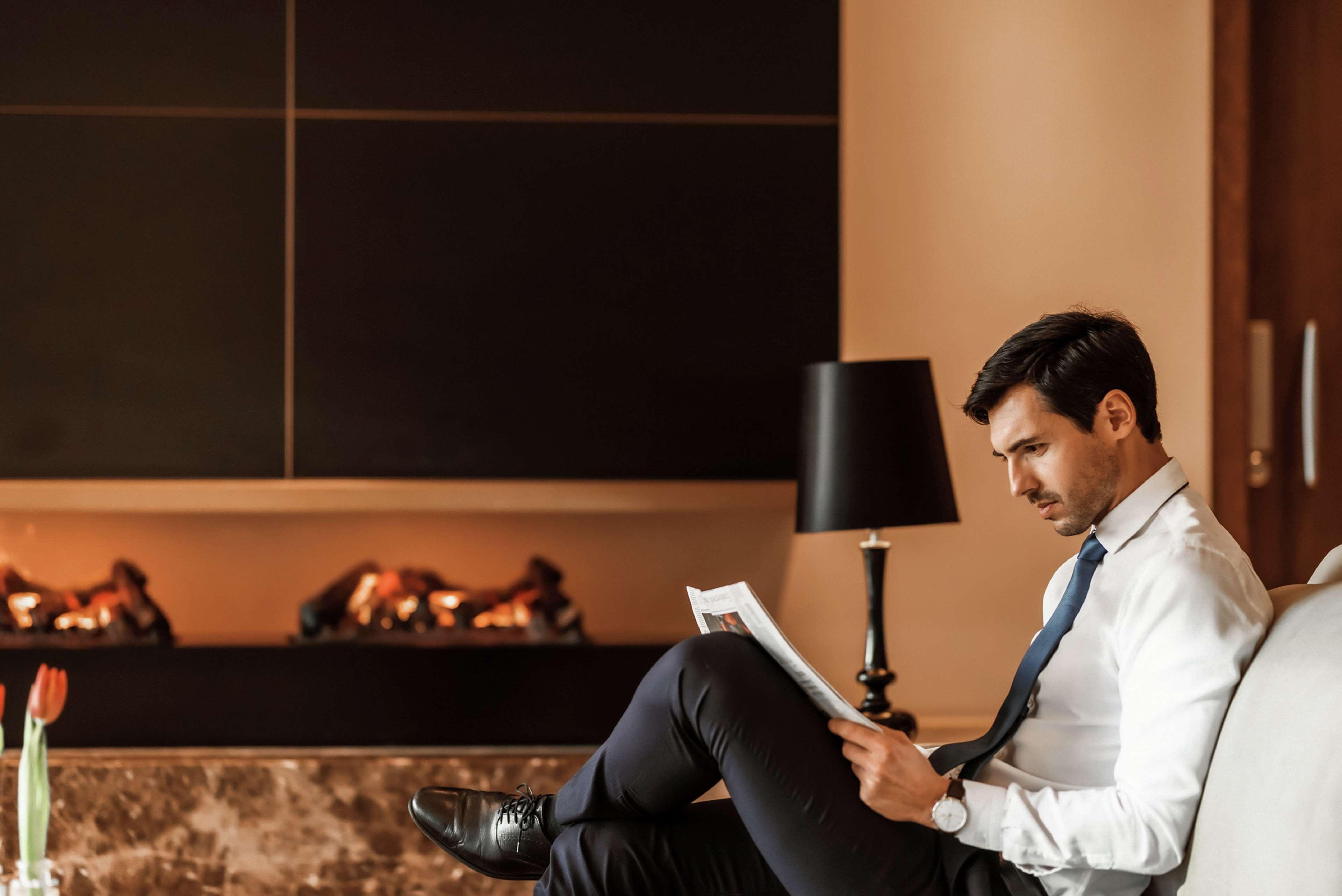 Hilton Rotterdam Hotel Exterior photo A man reading a newspaper